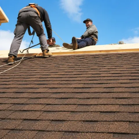 Artisan couvreur Berson réalisant la pose d'une toiture en tuiles