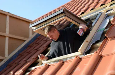Pose de fenêtre de toit et velux par un couvreur à Berson